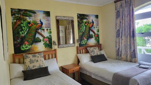 爱德华港Caribbean Estates Montego bay 30的小房间设有两张床和镜子