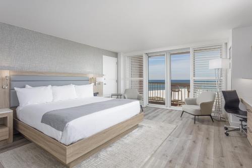 奥兰治比奇Perdido Beach Resort的一间卧室配有一张床,享有海景