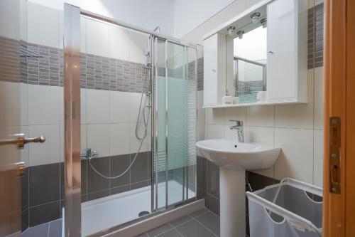 马斯蒂查里Kyriakos Apartment的一间带玻璃淋浴和水槽的浴室
