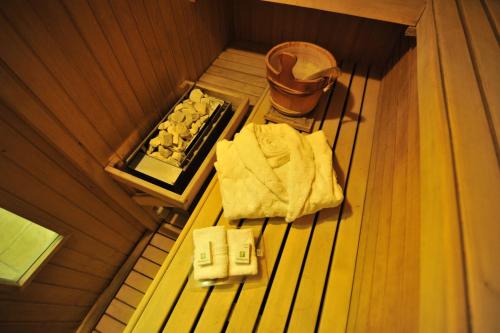 斯科普里斯科普里假日酒店的享有带毛巾和食品托盘的桑拿浴室的顶部景致