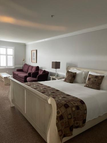 锡林斯格罗夫Selinsgrove Inn的一间卧室配有一张大床和一张沙发