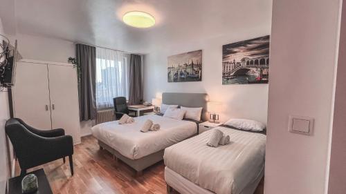 科隆Apartments am Rheingarten的酒店客房配有两张床和一张书桌