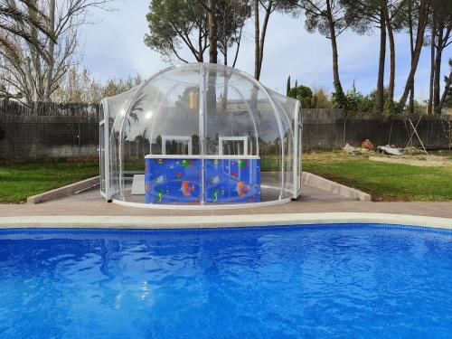 AlgeteCasa de sol, piscina y jacuzzi con 4 hab en Comunidad de Madrid的游泳池旁的塑料冰屋