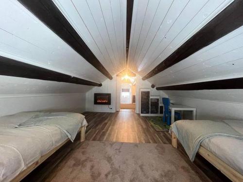 诺拉Fully equipped beautiful cottage的大房间设有两张床和电视