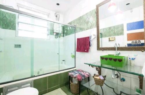 里约热内卢Rio National Park H&C的一间带玻璃淋浴和卫生间的浴室