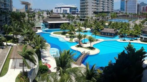 里约热内卢Apartamento Bora Bora Resort的享有蓝色水域度假村的空中景致