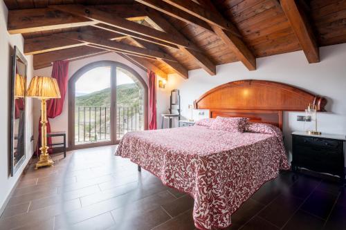 博尔塔纳Casa Dieste Apartamentos Turísticos en Boltaña的一间卧室设有一张床和一个大窗户