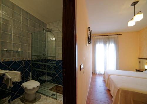 拉耶斯萨尔瓦多特哈尔乡村旅馆的酒店客房设有带卫生间和淋浴的浴室