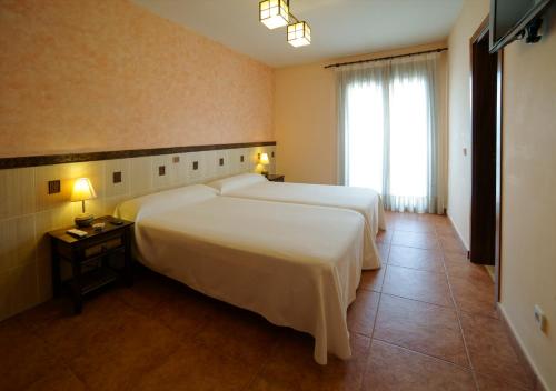 拉耶斯萨尔瓦多特哈尔乡村旅馆的酒店客房设有两张床和窗户。