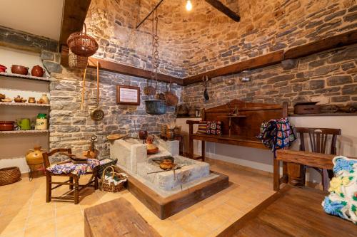 博尔塔纳Casa Dieste Apartamentos Turísticos en Boltaña的厨房设有砖墙和石制壁炉。