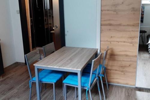 旺格勒Einzimmerwohnung am Lechweg的一张带蓝色椅子的木桌