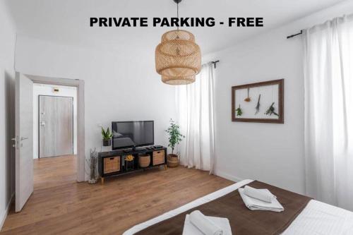 普拉Pula City Apartment with private parking FREE的白色的客房配有床和电视。