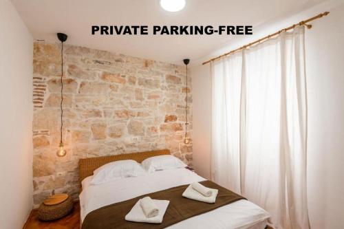 普拉Pula City Apartment with private parking FREE的一间卧室配有一张带两条白色毛巾的床