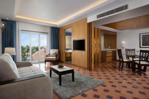 卡乌罗西姆果阿卡维洛辛丽笙度假酒店的客厅配有沙发和桌子