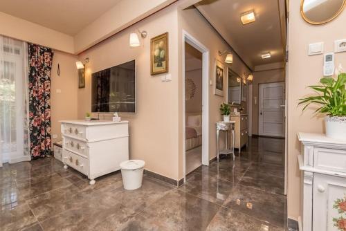 布达佩斯Szabi Buda New Terrace的浴室配有白色梳妆台和盥洗盆