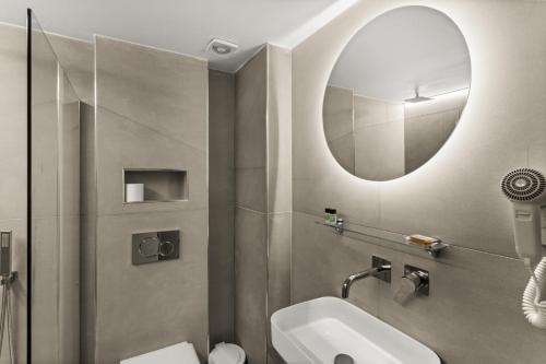 卡德哈米利Marina的一间带水槽和镜子的浴室