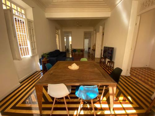 萨尔瓦多Sunflower Hostel的客厅配有木桌和椅子