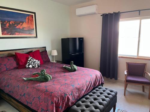 潘圭奇Bryce Sunset Inn的一间卧室,床上有绿色填充动物