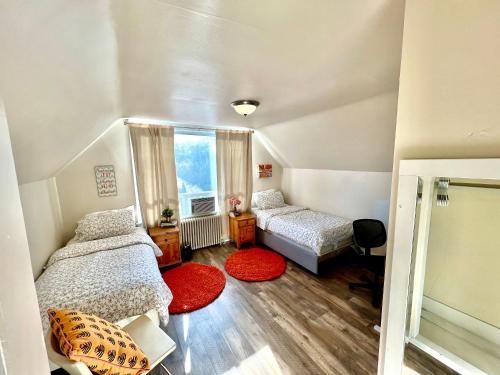 西雅图Private Room with 2 Twin Beds- Air Conditioning and Shared Bathrooms的一间卧室设有两张床和窗户。
