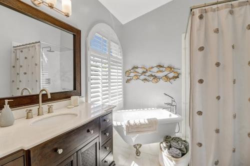 那不勒斯Cozy Beach House - 5 minutes from Vanderbilt Beach的白色的浴室设有水槽和镜子