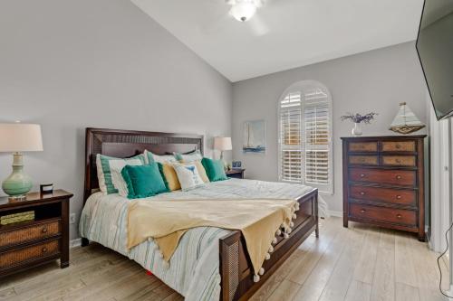 那不勒斯Cozy Beach House - 5 minutes from Vanderbilt Beach的一间卧室配有一张带蓝色枕头的大床
