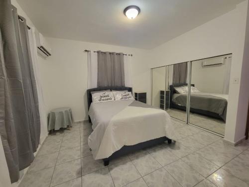 卡沃罗霍Boqueron el “Carribe” “paradise”的一间卧室配有一张床和一面大镜子