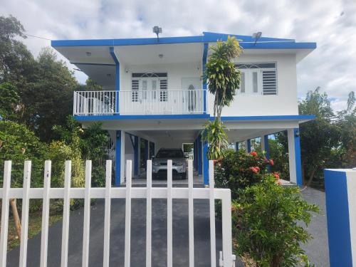 卡沃罗霍Boqueron el “Carribe” “paradise”的白色的蓝色房屋,设有白色的围栏