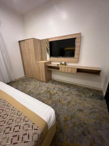 麦地那فندق ريسان的酒店客房设有大电视和床。