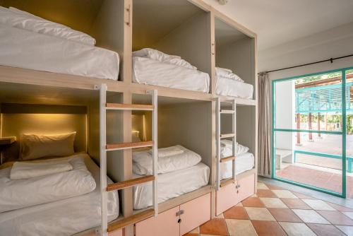 奥南海滩Nomads Ao Nang的客房设有四张双层床和窗户。