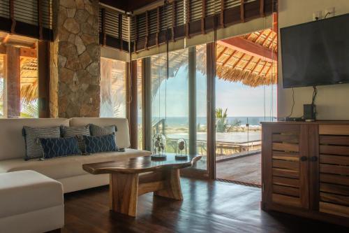 RecadoCasa Kundavi Beach Front Paradise的客厅配有沙发和桌子