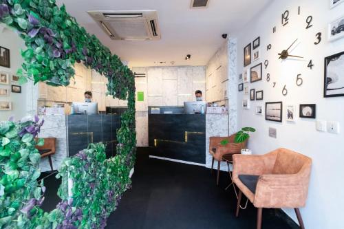 新加坡Harbour Ville Hotel - Hamilton的一间被绿色植物覆盖的墙壁客房