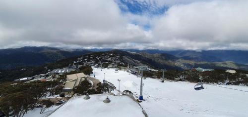 布勒山Beehive 18的雪覆盖的山中,有滑雪胜地