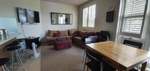 布勒山Beehive 18的客厅配有沙发和桌子
