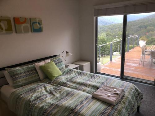 默立基Stirling View的一间卧室配有一张床,享有甲板的景色