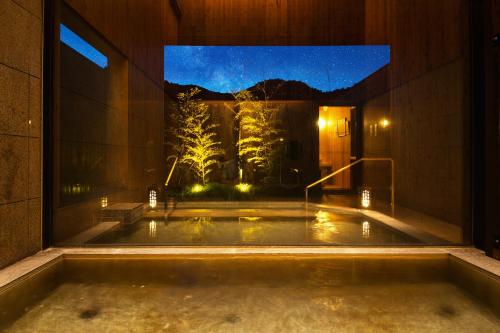 KatsuragiSanso Amanosato的景观建筑中的按摩浴缸