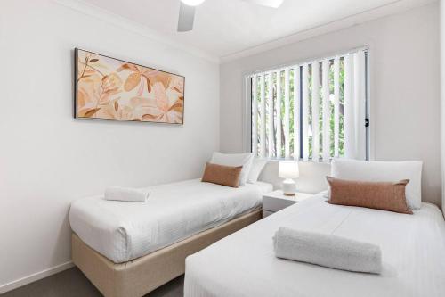 穆卢拉巴MARJ12- Stylish and Spacious的白色客房的两张床,设有窗户