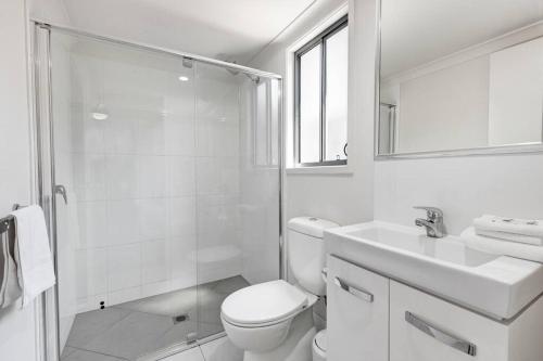 穆卢拉巴MARJ12- Stylish and Spacious的浴室配有卫生间、淋浴和盥洗盆。