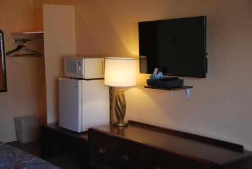 科特兰科特兰帝国汽车旅馆的配有冰箱和电视的梳妆台上的灯