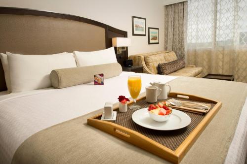 西塔科西雅图机场皇冠假日酒店的一间酒店客房,床上放着一盘食物