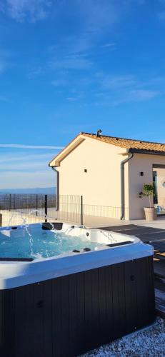 拉宾Villa TonKa with jacuzzi sauna and private pool的一座位于大楼旁的院子内的热水浴池
