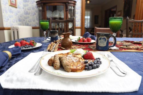 五月岬郡比克雷尔斯住宿加早餐酒店的一张桌子上放着一盘食物和水果