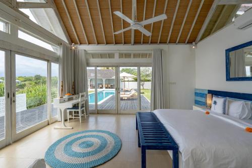 蓝梦岛卡萨德尔马酒店的一间卧室配有一张大床和吊扇