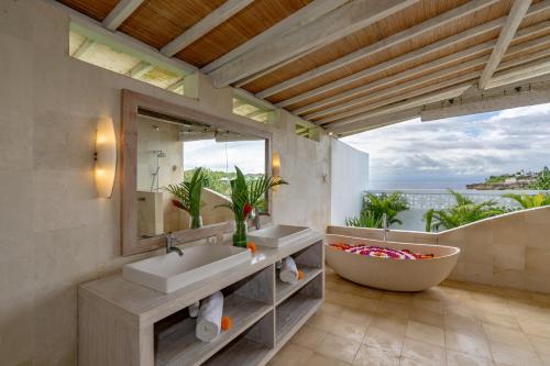 蓝梦岛卡萨德尔马酒店的一间带两个盥洗盆和大镜子的浴室