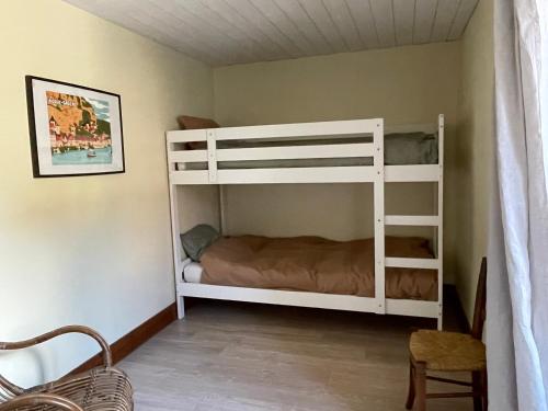 库比加罗克Holidayhome for 6 persons at Ferme la Geneste的一间卧室配有两张双层床。
