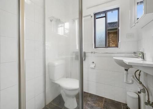 萨维特尔Ocean Sands 5的白色的浴室设有卫生间和水槽。