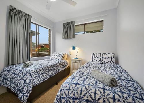萨维特尔Ocean Sands 5的一间卧室设有两张床和窗户。