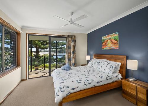萨维特尔Peninsula的一间卧室设有一张床和一个窗口