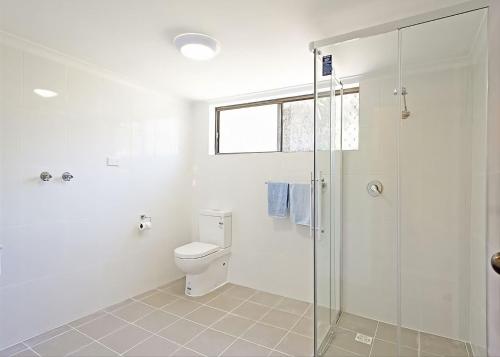 萨维特尔Peninsula的一间带卫生间和玻璃淋浴间的浴室