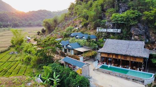 枚州县A Khoan Homestay - Venuestay的山边建筑物的空中景观