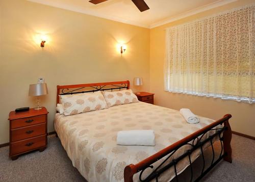 萨维特尔Rose Cottage的一间卧室设有一张床和一个窗口